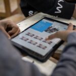 طلاب يستخدمون تابلت تعليمي في الفصل الدراسي - التحول الرقمي في التعليم المصري- Students using educational tablet in classroom - Digital transformation in Egyptian education